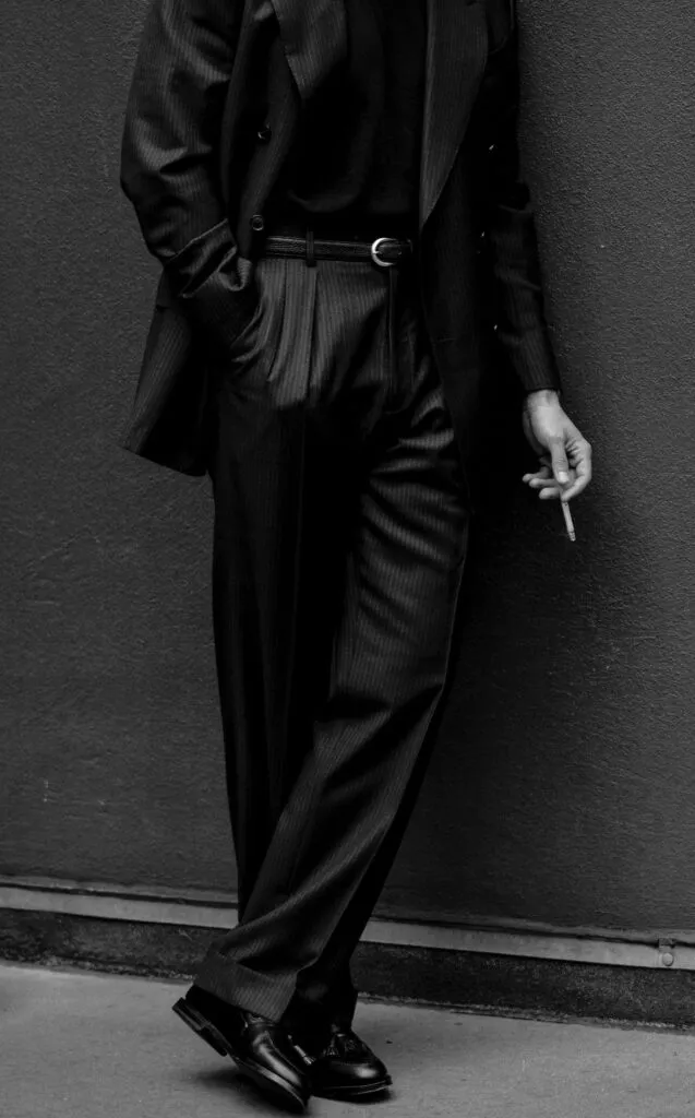 Pantalón de vestir con caída sobre zapato negro